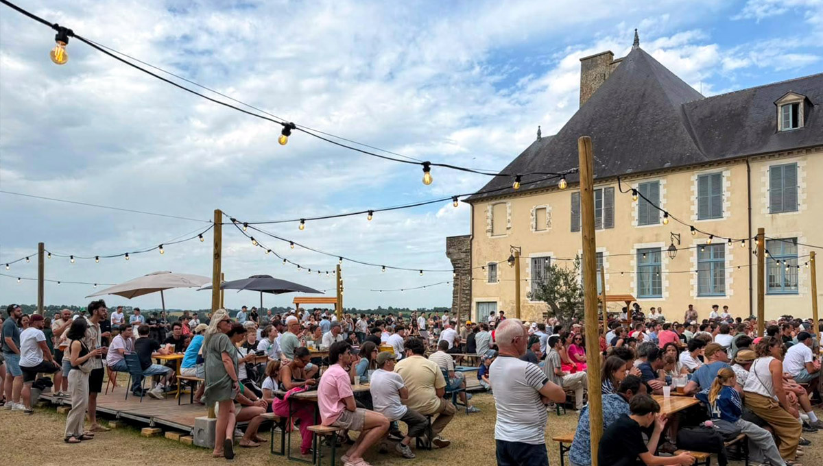 Des personnes profitant d’une rencontre associative en plein air à Vitré